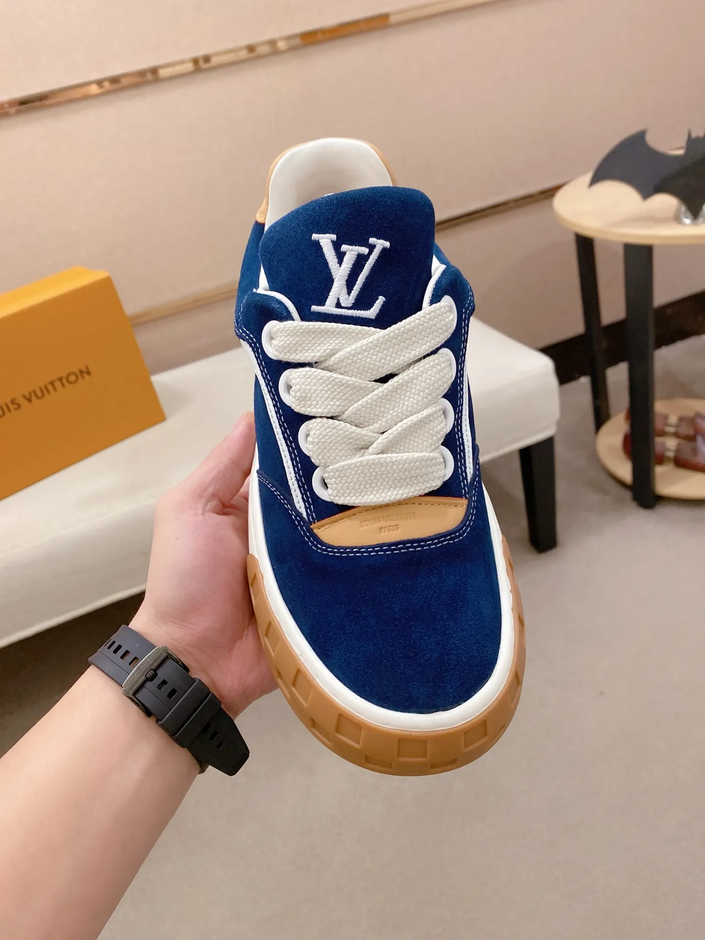 Factory price: 480💰 LV 🫏The colorful interpretation of BUTTERSOFT sneakers combines sheepskin, The colorful interpretation of LV BUTTERSOFT sneakers combines sheepskin and calfskin for a super soft feel. Designed by Pharrell Williams, this '60s-inspired shoe features a padded upper that's been crafted by Louis Vuitton craftsmen to further enhance the comfort of the leather. In addition to the LV initials, it features multiple signatures, including natural leather trim and an embossed pattern of Pharrell Williams and lobster on the side, referencing the Fall/Winter 2025 men’s show. A must-have artifact for fashionistas✅ Code number 38-44
